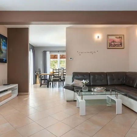 Luna Nyaraló Kaštel